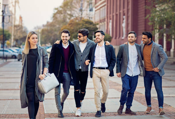 grupo de hombres están coqueteando y caminando después de bella mujer - couple sensuality embracing macho fotografías e imágenes de stock