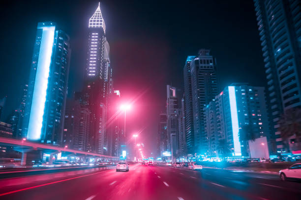 conduce un coche en sheikh zayed rd en dubai por la noche, emiratos árabes unidos. movimiento borrosa - color image car futuristic road trip fotografías e imágenes de stock