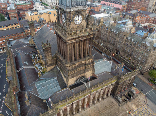 리즈 타운 홀을 보여주는 공중 사진 - leeds england town hall leeds town hall uk 뉴스 사진 이미지