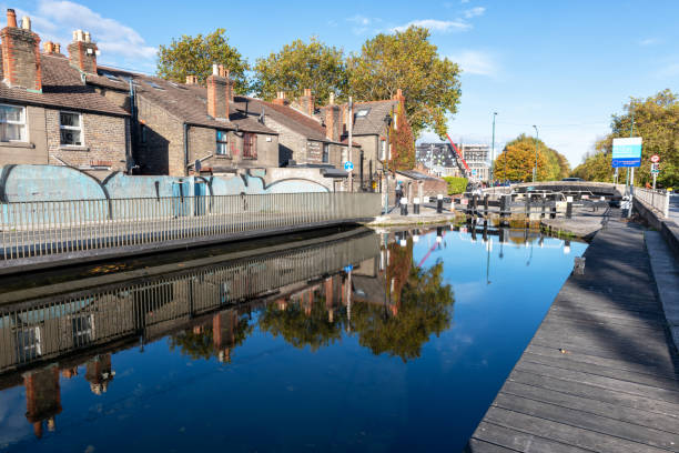 sperre, canale grande, dublin, irland - grand canal stock-fotos und bilder