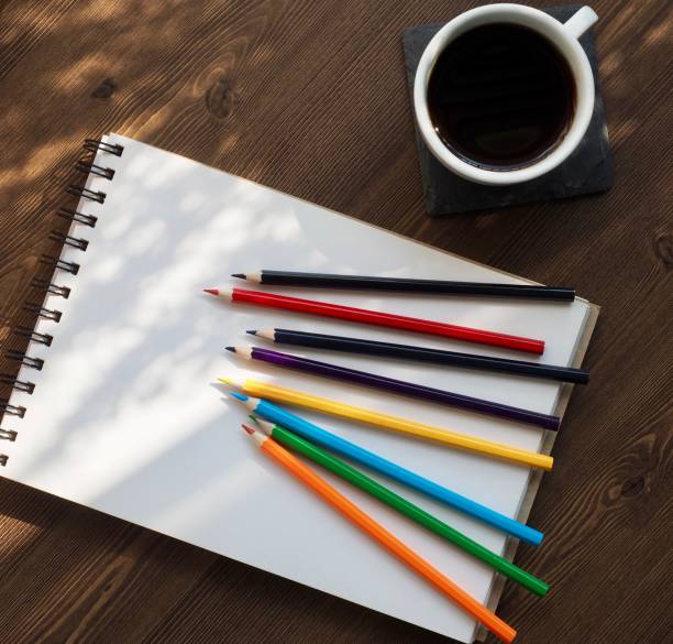 cadernos, café e lápis de cor - workbook notebook pen ballpoint pen - fotografias e filmes do acervo