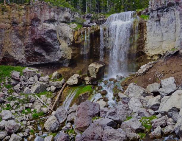 istock Newberry Volcanic Monument Water 1066385904