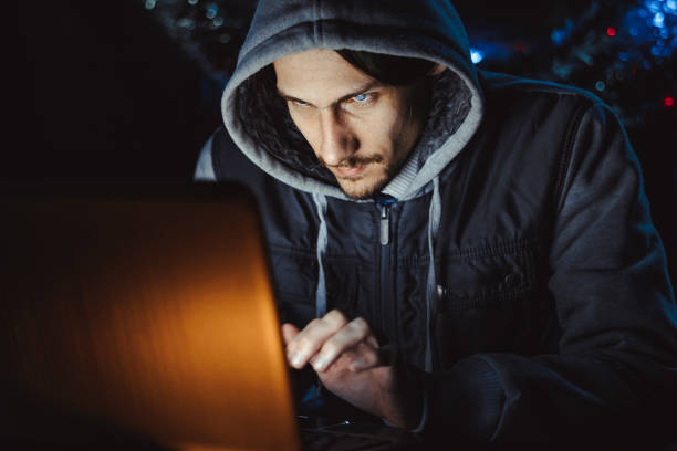l'hacker dietro un computer - business stealing top secret confidential foto e immagini stock