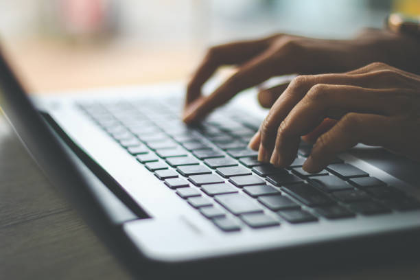 mujer de negocios con ordenador portátil - teclado de ordenador fotografías e imágenes de stock