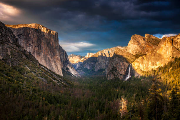 istock Tunnel View in Yosemite 1066426512