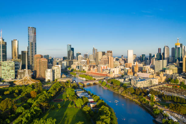 aerial ruinengelände melbourne cbd am morgen - melbourne stock-fotos und bilder