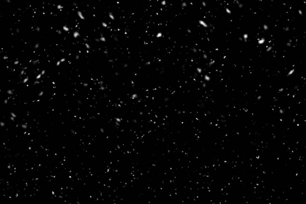 nieve que cae sobre fondo negro. fondo de invierno en pura oscuridad. nevadas. - nieve fotografías e imágenes de stock