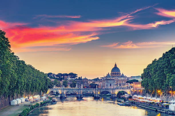 vista panoramica sul vaticano a roma, italia, al tramonto - vatican sky summer europe foto e immagini stock