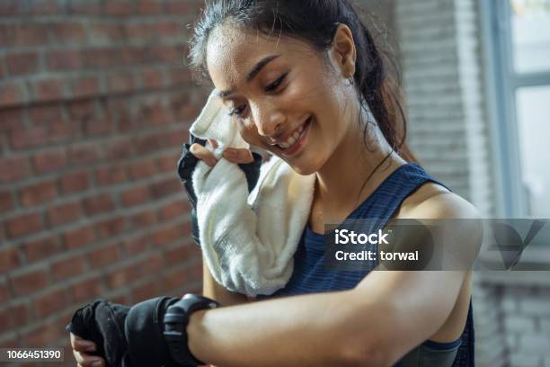 Asiatische Mädchen Trainieren Im Fitnessstudio Sie Müde Und Sie Hat Schweiß Auf Ihrem Gesicht Stockfoto und mehr Bilder von Schweiß