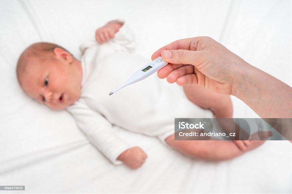 Misurazione Della Temperatura Per Un Neonato Con Termometro Digitale -  Fotografie stock e altre immagini di Bambino appena nato - iStock