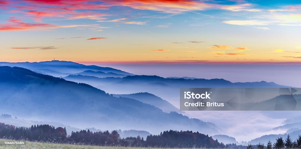 Malerische Berglandschaft. Blick auf den Schwarzwald bei Sonnenuntergang - Lizenzfrei Schwarzwald Stock-Foto