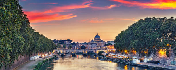 vista panoramica sul vaticano a roma, italia, al tramonto - vatican sky summer europe foto e immagini stock