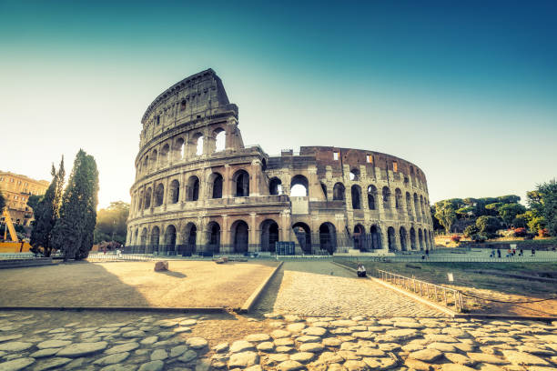 colisée à rome, en italie, au lever du soleil - gladiator rome italy sunlight photos et images de collection