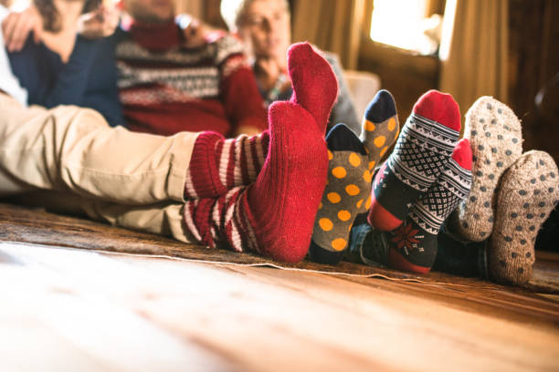 calcetines de la navidad en casa - hot feet fotografías e imágenes de stock