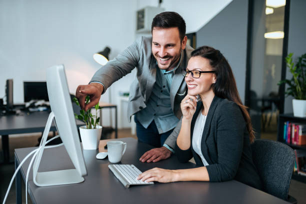 coppia di bellissimi colleghi maschi e belle donne che lavorano insieme. - 4694 foto e immagini stock