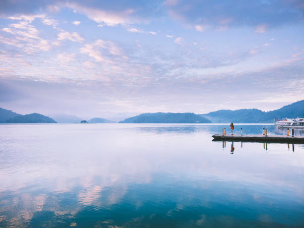 amanecer sol luna lago paisaje en taiwán pintoresco muelle - sun moon lake fotografías e imágenes de stock