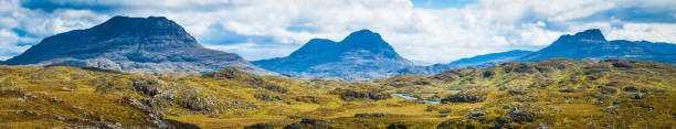 scozia inverpolly foresta selvaggia cul mor cul beag coigach panorama montano - loch assynt immagine foto e immagini stock