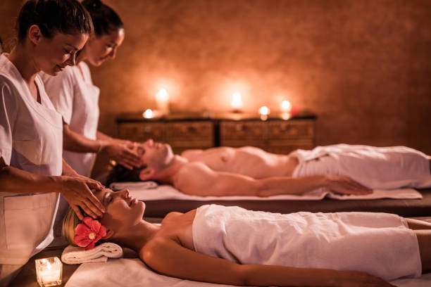 massage jeune couple au spa ! - health spa couple spa treatment towel photos et images de collection