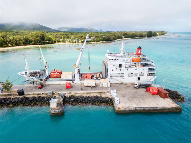 vista aérea de la isla de tubuai y azul laguna azul turquesa. la nave tuhaa pae iv descarga en el puerto de mataura, esgrimirse, polinesia, oceanía. - commercial dock pier reef rock fotografías e imágenes de stock