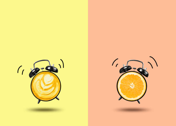 czas odświeżania z pomarańczowym i kawowym zegarem na kolorowym - clock time alarm clock orange zdjęcia i obrazy z banku zdjęć