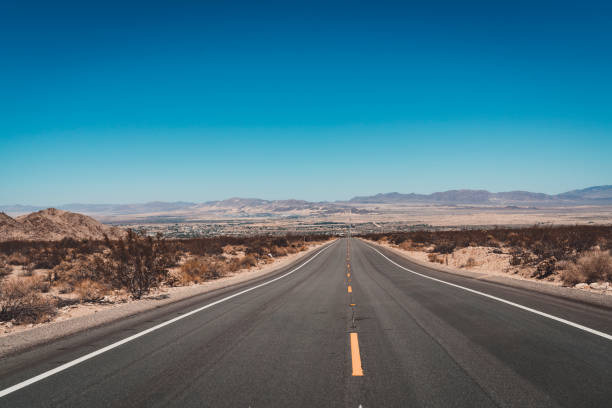 どこの道を行けば - desert road road highway california ストックフォトと画像