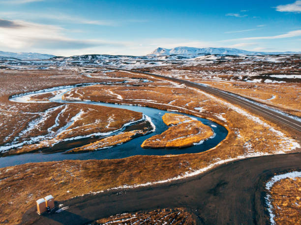 vista aérea de islandia paisaje con nieve y nubes - moraine fotografías e imágenes de stock