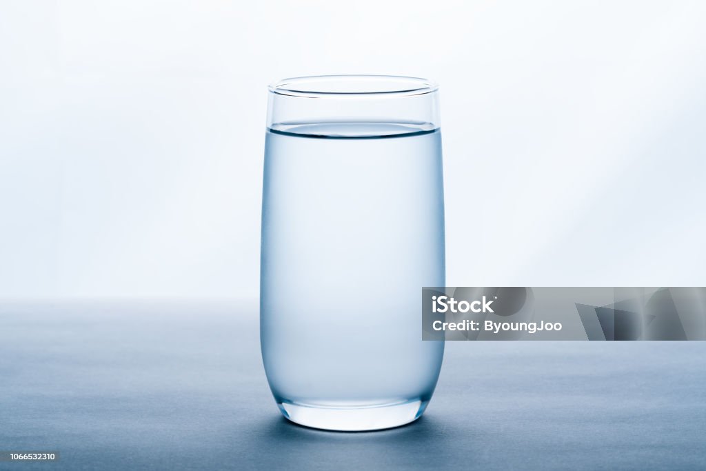 bicchiere d'acqua su sfondo bianco. - Foto stock royalty-free di Acqua