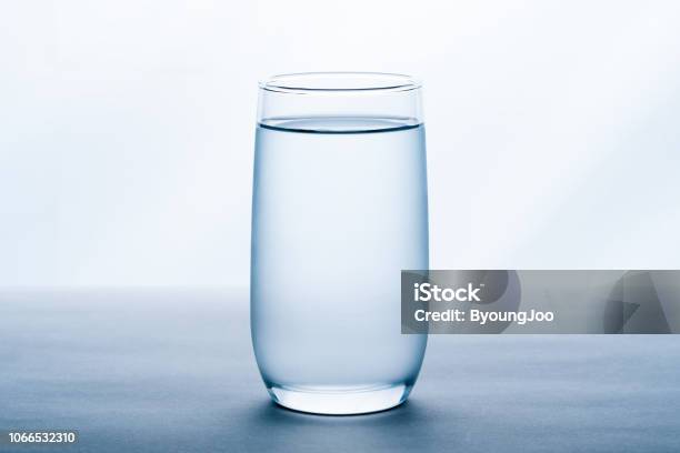 Bicchiere Dacqua Su Sfondo Bianco - Fotografie stock e altre immagini di Acqua - Acqua, Bicchiere, Vetro