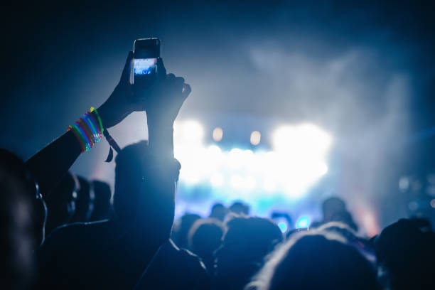 grabación en un concierto - crowd noise flash fotografías e imágenes de stock