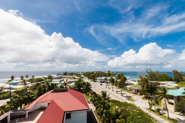 vista aérea de centro de ciudad de majuro, distrito central de negocios, islas marshall, micronesia, oceania, pacífico sur. laguna azul atolón turquesa - south pacific ocean island polynesia tropical climate fotografías e imágenes de stock