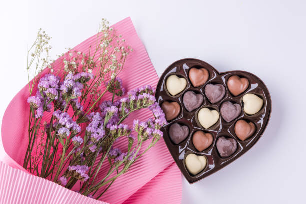 flores con el corazón en forma de caja de chocolates sobre fondo blanco - botany bright brown heart shape fotografías e imágenes de stock