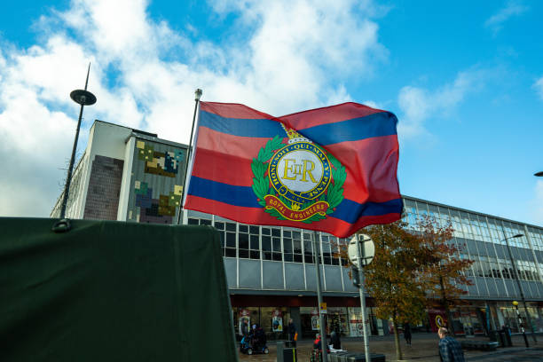 flaga królewskich inżynierów przymocowana do pojazdu wojskowego podczas 100-letniej parady z okazji dnia pamięci na albion square w hanley - royal marines zdjęcia i obrazy z banku zdjęć