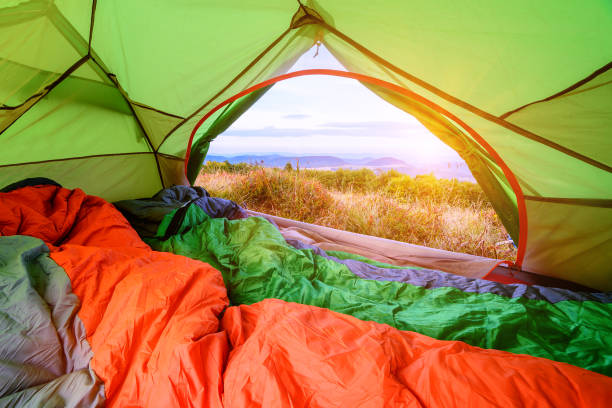 テントの中 - スリーピングバッグ 写真 ストックフォトと画像