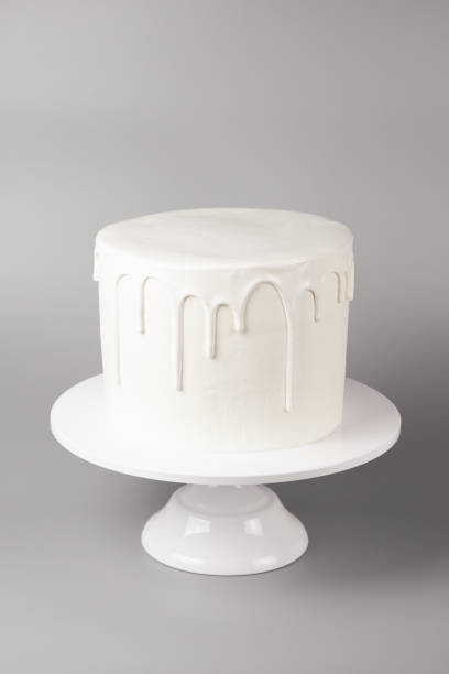 bolo branco simples com esmalte sobre um fundo cinza. - undecorated - fotografias e filmes do acervo