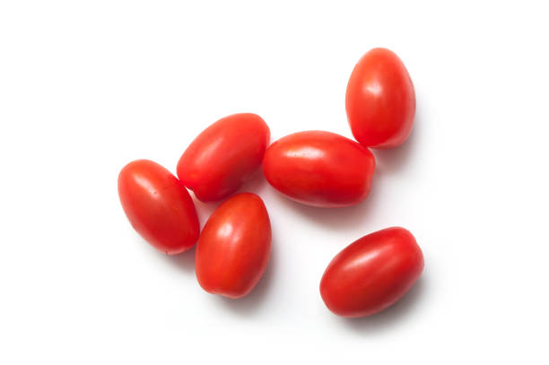 mini pomodori biologici roma su sfondo bianco - plum tomato immagine foto e immagini stock