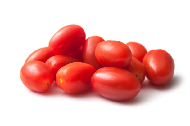 白い背�景の上の有機ミニトマト ローマ - plum tomato 写真 ストックフォトと画像