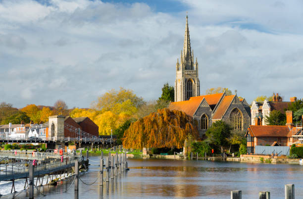 marlow e o rio tamisa - buckinghamshire - fotografias e filmes do acervo