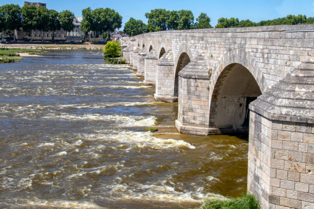 Shooting, of the bridge built in the fourteenth century, with a length of 460 meters composed of 24 arches, zoom 18/135, 200 iso, f 29, 1/30 second