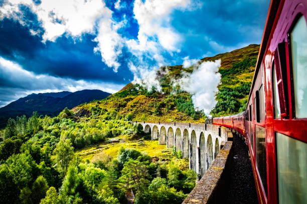 glenfinnan spoorwegviaduct met trein - viaduct stockfoto's en -beelden