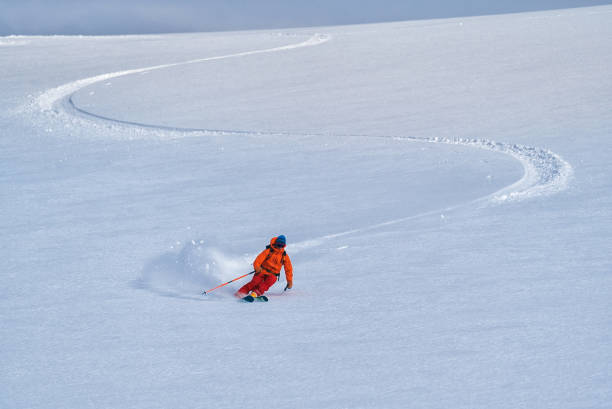 backcountry skifahrer fliegt abhang hinunter - telemark skiing stock-fotos und bilder