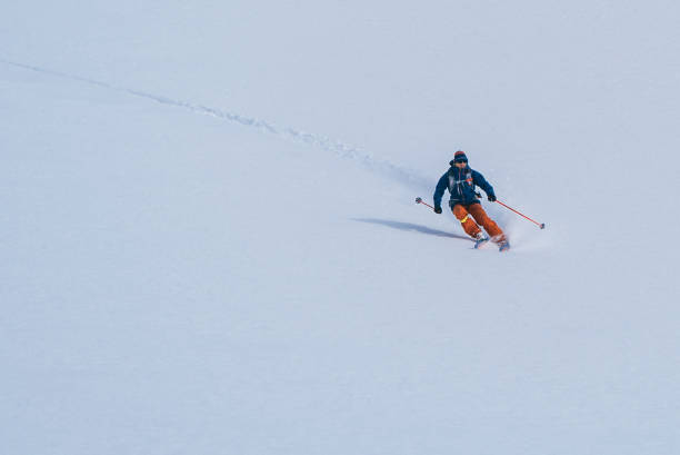 esquiador sertão voa desce a ladeira - telemark skiing skiing ski moving down - fotografias e filmes do acervo