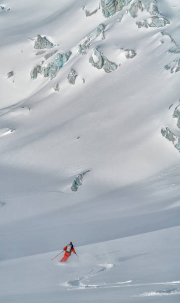 esquiador sertão voa desce a ladeira - telemark skiing skiing ski moving down - fotografias e filmes do acervo
