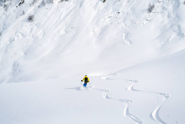 esquiador de travesía vuela hacia abajo - powder snow ski ski track track fotografías e imágenes de stock