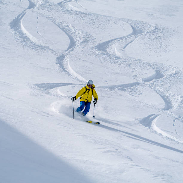 esquiador sertão voa desce a ladeira - telemark skiing skiing ski moving down - fotografias e filmes do acervo