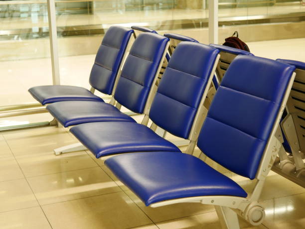 chaises vides dans l’aéroport - new chitose photos et images de collection