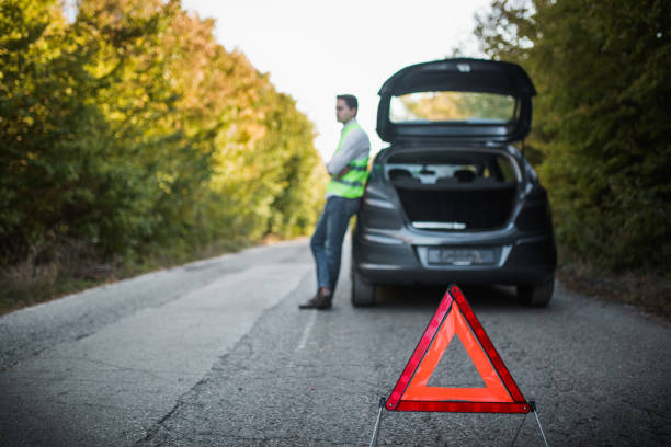 Damaged car on the road Unexpected breakdown on a car on the road trip stranded stock pictures, royalty-free photos & images