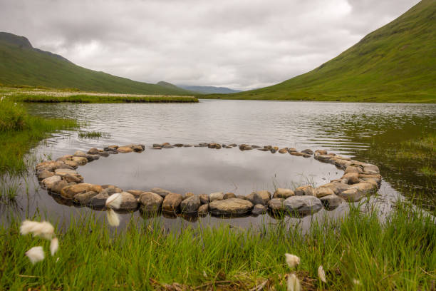 steinkreis im schottischen loch - highlands region loch reflection mountain stock-fotos und bilder