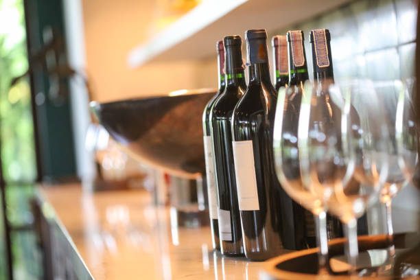 와인 선택 - winetasting wine wine rack bar counter 뉴스 사진 이미지