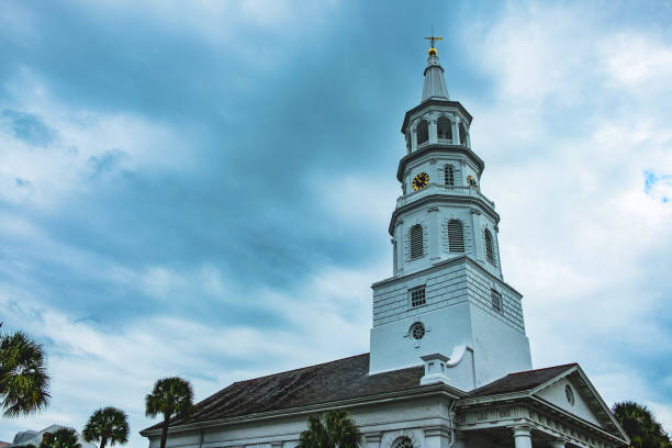 widok na dzwonnicę kościoła st. michaels w charleston w karolinie południowej z pochmurnym niebem - south carolina zdjęcia i obrazy z banku zdjęć