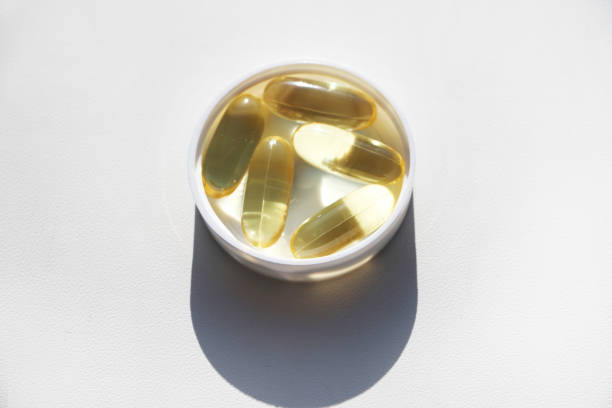 ビタミン d やジェル カプセルのオメガ 3 - fish oil healthy eating capsule isolated ストックフォトと画像